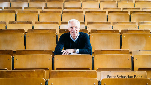 Der Kölner Sportwissenschaftler und Gesundheitsexperte Prof. Dr. Ingo Froböse veröffentlicht am morgigen 2. Oktober ein neues Buch. Darin geht es um „Die Gesundheitsformel der 100-Jährigen“. (Foto: Sebastian Bahr)