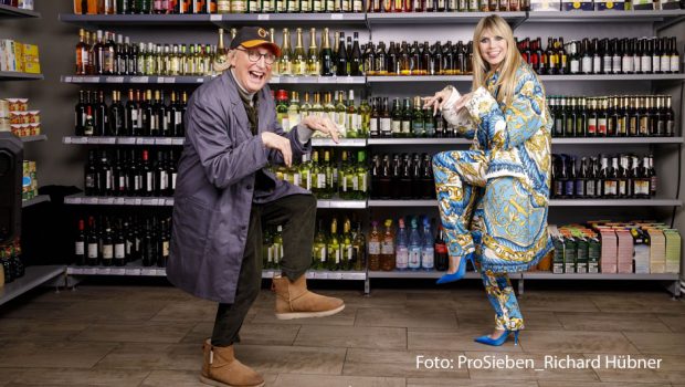 Comedy-Routinier Otto Waalkes und Gastgeberin Heidi Klum stellen den Kandidatinnen der ProSieben-Show „Germany’s Next Topmodel“ heute eine ganz besondere Aufgabe. Dabei ist schauspielerisches Talent gefordert. (Foto: ProSieben / Richard Hübner)