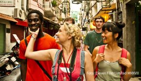 Passend zu den ungewöhnlich milden Herbsttemperaturen wird’s bei Fox ab dem morgigen 3. November noch einmal richtig sommerlich: Der Seriensender strahlt die achtteilige britische Coming-of-Age-Dramedy „Gap Year“ als deutsche TV-Premiere aus. (Foto: Eleven Film Limited MMXVII)