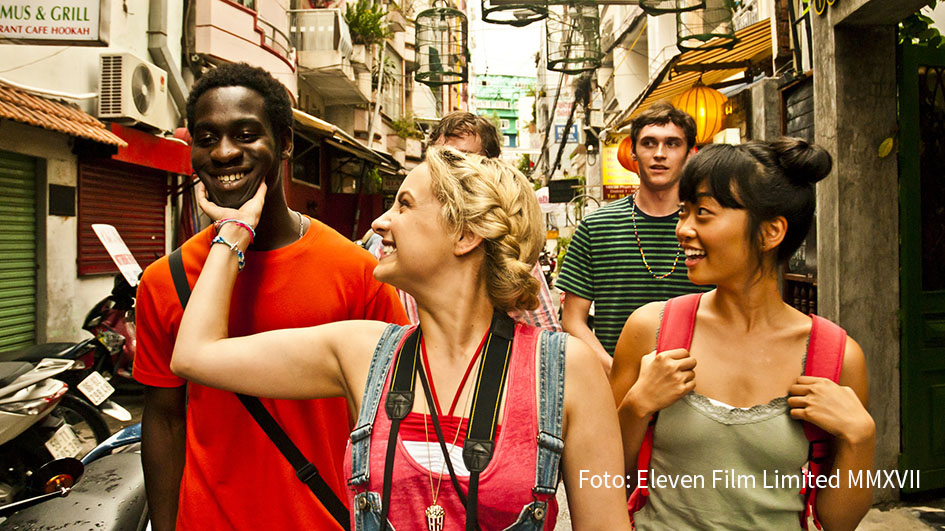 Passend zu den ungewöhnlich milden Herbsttemperaturen wird’s bei Fox ab dem morgigen 3. November noch einmal richtig sommerlich: Der Seriensender strahlt die achtteilige britische Coming-of-Age-Dramedy „Gap Year“ als deutsche TV-Premiere aus. (Foto: Eleven Film Limited MMXVII)