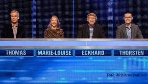 Zum Staffelfinale wartet die Quizshow „Gefragt – gejagt“ im Ersten heute noch einmal mit einer prominenten Besetzung auf. Als Kandidaten gehen Entertainer Thomas Hermanns sowie die drei Experten aus der ARD-Sendung „Quizduell-Olymp“ ins Rennen. (Foto: ARD/Arne Vollstedt)