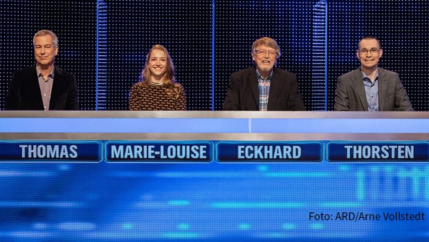 Zum Staffelfinale wartet die Quizshow „Gefragt – gejagt“ im Ersten heute noch einmal mit einer prominenten Besetzung auf. Als Kandidaten gehen Entertainer Thomas Hermanns sowie die drei Experten aus der ARD-Sendung „Quizduell-Olymp“ ins Rennen. (Foto: ARD/Arne Vollstedt)