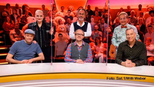 Geballte Entertainment-Kompetenz wird heute wieder bei „Genial daneben“ in Sat.1 aufgeboten. Neben der Stammbesetzung Hella von Sinnen und Wigald Boning begrüßt Gastgeber Hugo Egon Balder diesmal auch Max Giermann, Olli Dittrich und Thomas Hermanns zu der Comedy-Rateshow.