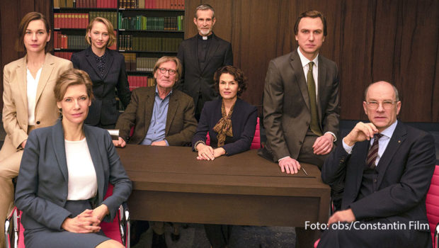 Das Erste zeigt im November die TV-Fassung von Ferdinand von Schirachs brandneuem Theaterstück „Gott“. Zur Besetzung gehören Christiane Paul, Ina Weisse, Anna Maria Mühe, Matthias Habich, Ulrich Matthes, Barbara Auer, Lars Eidinger und Götz Schubert. (Foto: obs/Constantin Film)