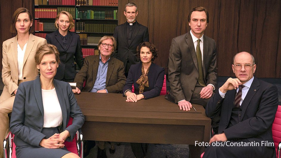 Das Erste zeigt im November die TV-Fassung von Ferdinand von Schirachs brandneuem Theaterstück „Gott“. Zur Besetzung gehören Christiane Paul, Ina Weisse, Anna Maria Mühe, Matthias Habich, Ulrich Matthes, Barbara Auer, Lars Eidinger und Götz Schubert. (Foto: obs/Constantin Film)