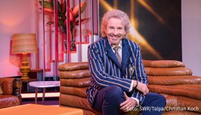 Mit seiner neuen Promi-Geburtstagsshow „Nochmal 18!“ ist Moderator Thomas Gottschalk einmal im Monat im SWR Fernsehen zu sehen. Am heutigen Mittwoch hat er einen Auftritt im Ersten: als Gast in der Talkshow „Maischberger. Die Woche“.