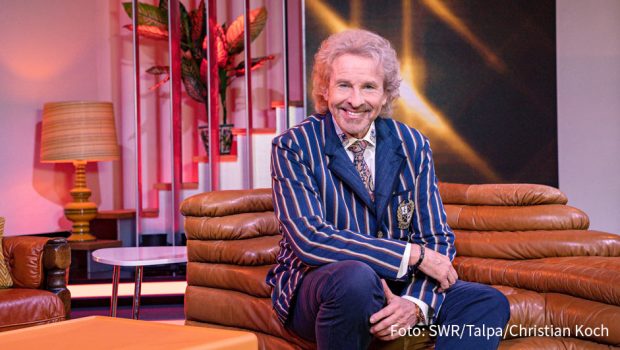 Mit seiner neuen Promi-Geburtstagsshow „Nochmal 18!“ ist Moderator Thomas Gottschalk einmal im Monat im SWR Fernsehen zu sehen. Am heutigen Mittwoch hat er einen Auftritt im Ersten: als Gast in der Talkshow „Maischberger. Die Woche“.