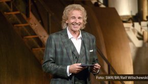 Thank God, it’s Friday! Ab 16. April heißt es im SWR Fernsehen an einem Freitag pro Monat: „Gottschalk feiert: Nochmal 18! Der große Promi-Geburtstag“. Darin reist Gastgeber Thomas Gottschalk mit jeweils drei prominenten Gästen zurück in die Zeit ihrer Volljährigkeit. (Foto: SWR/BR/Ralf Wilschewski)