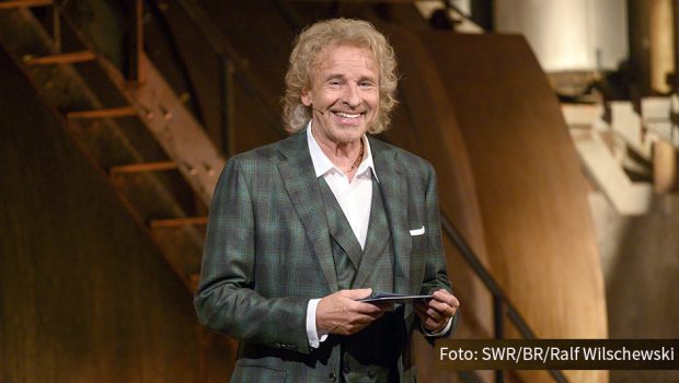 Thank God, it’s Friday! Ab 16. April heißt es im SWR Fernsehen an einem Freitag pro Monat: „Gottschalk feiert: Nochmal 18! Der große Promi-Geburtstag“. Darin reist Gastgeber Thomas Gottschalk mit jeweils drei prominenten Gästen zurück in die Zeit ihrer Volljährigkeit. (Foto: SWR/BR/Ralf Wilschewski)