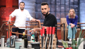 Bei „Grill den Henssler“ spielt am Sonntagabend die Musik: Das „Sing meinen Song“-Trio MoTrip, LEA und Annie Hoffmann fordert in der Vox-Show den Namensgeber heraus und hat dabei den Münchener Spitzenkoch Ali Güngörmüs an seiner Seite. (Foto: TV Now/Frank W. Hempel)