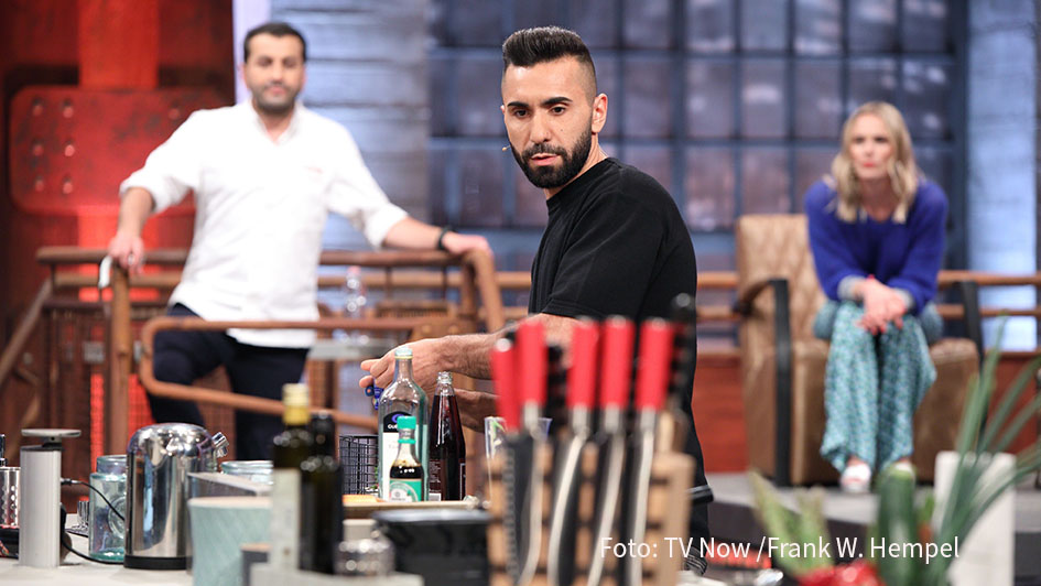 Bei „Grill den Henssler“ spielt am Sonntagabend die Musik: Das „Sing meinen Song“-Trio MoTrip, LEA und Annie Hoffmann fordert in der Vox-Show den Namensgeber heraus und hat dabei den Münchener Spitzenkoch Ali Güngörmüs an seiner Seite. (Foto: TV Now/Frank W. Hempel)