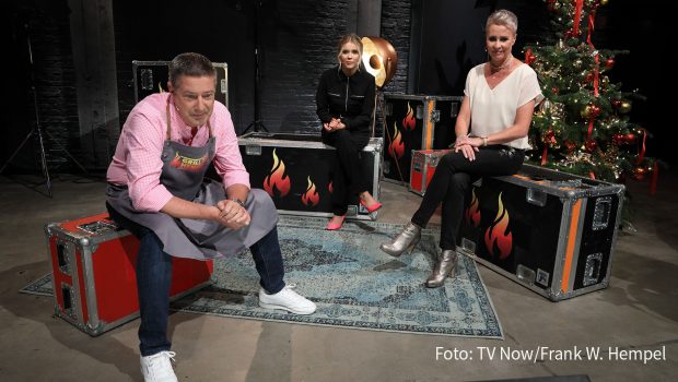 Zum Staffel-Abschluss geht’s auch in der Vox-Kochshow „Grill den Henssler“ weihnachtlich zu. Das Promi-Trio Laura Karasek, Sonja Zietlow und Joachim Llambi bereitet am Sonntag ein Festtagsmenü zu und tritt damit zum kulinarischen Wettkampf gegen den Gast- und Namensgeber an. (Foto: TV Now/Frank W. Hempel)