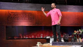 Neue Folgen der Kochshow „Grill den Henssler“ gibt’s ab dem 11. April bei Vox. Zu den Staffel-Highlights zählt neben der 100. Folge auch ein Muttertags-Special mit Sarah Lombardi, Natascha Ochsenknecht und Moritz Sachs. (Foto: TV Now/Frank W. Hempel)