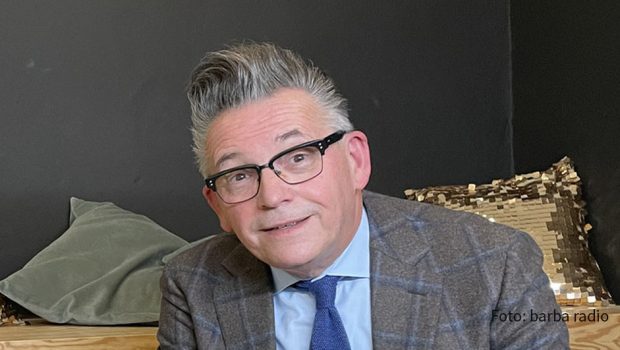 Götz Alsmann veröffentlicht in dieser Woche sein neues Album „L.I.E.B.E.“. Am Samstag spricht der Musiker und Moderator im Interview bei barba radio u.a. über seine Laune am Morgen und welche Rolle die Münsteraner Heimatzeitung dabei spielt. (Foto: barba radio)