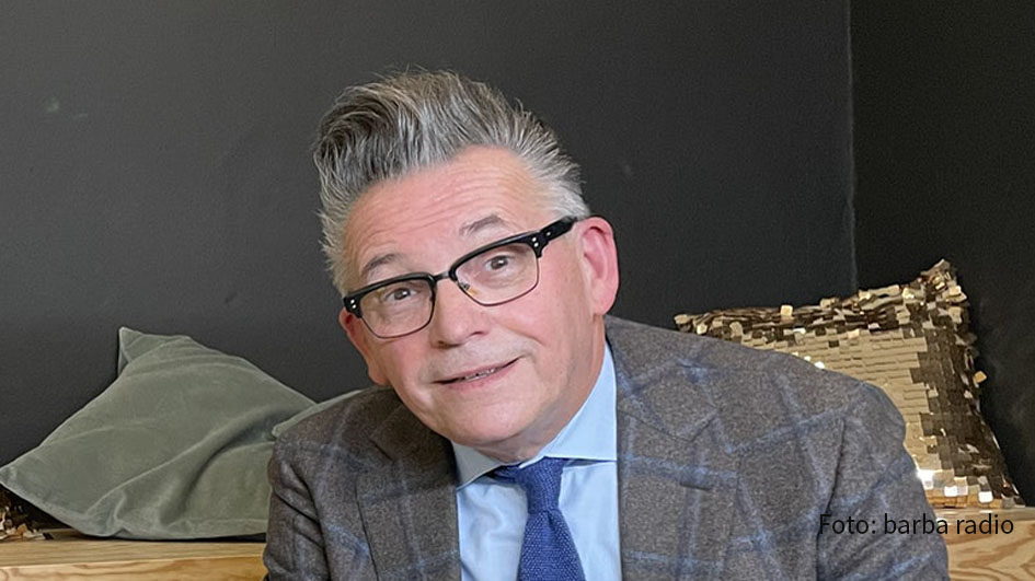 Götz Alsmann veröffentlicht in dieser Woche sein neues Album „L.I.E.B.E.“. Am Samstag spricht der Musiker und Moderator im Interview bei barba radio u.a. über seine Laune am Morgen und welche Rolle die Münsteraner Heimatzeitung dabei spielt. (Foto: barba radio)