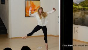 Unter dem Zusatztitel „Mobile in Mobilis“ ist die Gruppenausstellung „H2O“, in der u.a. Werke von Roman Lipski zu sehen sind, jetzt in Marburg eröffnet worden. Zum Auftakt gab‘s eine „Vernissage vor verschlossenen Türen“ mit einer Performance der Frankfurter Tänzerin und Choreografin Katharina Wiedenhofer. (Foto: Maximilian Boehme)