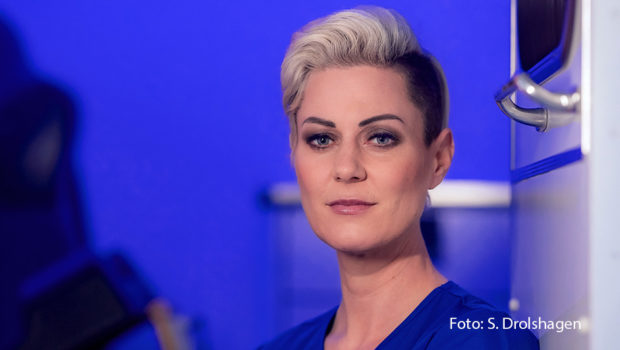 Mit ihrem ersten Buch „Eine für alle“ avancierte die Notärztin und Influencerin Dr. Carola Holzner alias Doc Caro zur Bestsellerautorin. Für den Herbst hat sie nun ein Nachfolgewerk mit dem Titel „Keine halben Sachen“ angekündigt. (Foto: Sebastian Drolshagen)