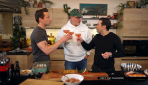 Nach dem erfolgreichen „Roadtrip Australien“ treffen sich die Spitzenköche Alexander Kumptner, Frank Rosin und Ali Güngörmüş in Deutschland wieder und lassen noch einmal Highlights der bislang vier „Roadtrip“-Staffeln Revue passieren. Kabel Eins strahlt das Special am 9. April aus. Foto © Joyn (Screenshot)