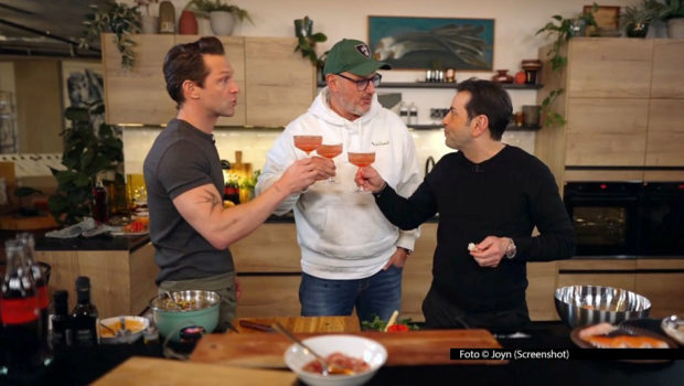 Nach dem erfolgreichen „Roadtrip Australien“ treffen sich die Spitzenköche Alexander Kumptner, Frank Rosin und Ali Güngörmüş in Deutschland wieder und lassen noch einmal Highlights der bislang vier „Roadtrip“-Staffeln Revue passieren. Kabel Eins strahlt das Special am 9. April aus. Foto © Joyn (Screenshot)