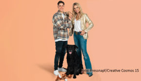 Fressnapf startet die Youtube-Show „Fell in Love“, in der sich Tierheimhunde ihre neuen Herrchen und Frauchen selbst aussuchen dürfen. Präsentiert wird das ganze von Moderatorin Sonya Kraus und Podcaster Leon Pelz. Bewerbungsschluss für die Teilnahme ist der 13. März. (Foto: Fressnapf/Creative Cosmos 15)