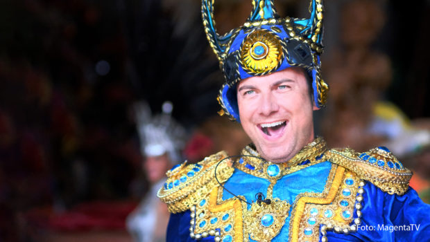 Im neuen Jahr geht‘s für Tim Raue wieder auf kulinarische Expedition. Am 5. Januar verschlägt es den Zwei-Sterne-Koch nach Rio de Janeiro, wo er für das MagentaTV-Original „Herr Raue reist! So schmeckt die Welt“ die Küche der brasilianischen Metropole auf besondere Weise erlebt. (Foto: MagentaTV)