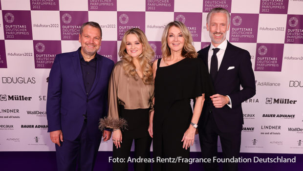 Am 17. November wurden in Köln die Duftstars verliehen. Die Fragrance Foundation Deutschland um Präsident Udo Heuser und Geschäftsführer Andreas Fuhlisch zeichnete dabei die besten Parfums des Jahres aus. Die Preisverleihung moderierte Frauke Ludowig mit ihrer Tochter Nele. (Foto: Andreas Rentz/Fragrance Foundation Deutschland)