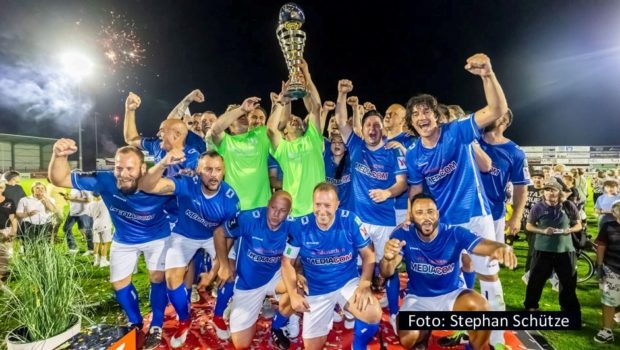 Entertainer Matze Knop und seine Mitorganisatoren feierten einen großen Erfolg mit dem zweiten „Numero Uno Cup“ in Lippstadt. Rund 2.000 Zuschauer kamen zum prominent besetzten Benefiz-Fußballspiel, bei dem sich „Italien“ im Elfmeterschießen gegen „Deutschland“ durchsetzte. (Foto: Stephan Schütze)