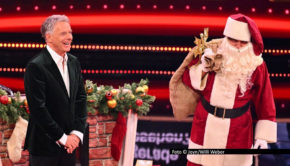Moderator Jörg Pilawa führt am 18. Dezember in Sat.1 durch eine festliche Spezialausgabe von „Das 1% Quiz – Wie clever ist Deutschland?“. Neben dem üblichen Rategeschehen gibt’s dabei einen Auftritt des Weihnachtsmanns und viele weitere Überraschungen. Foto © Joyn/Willi Weber