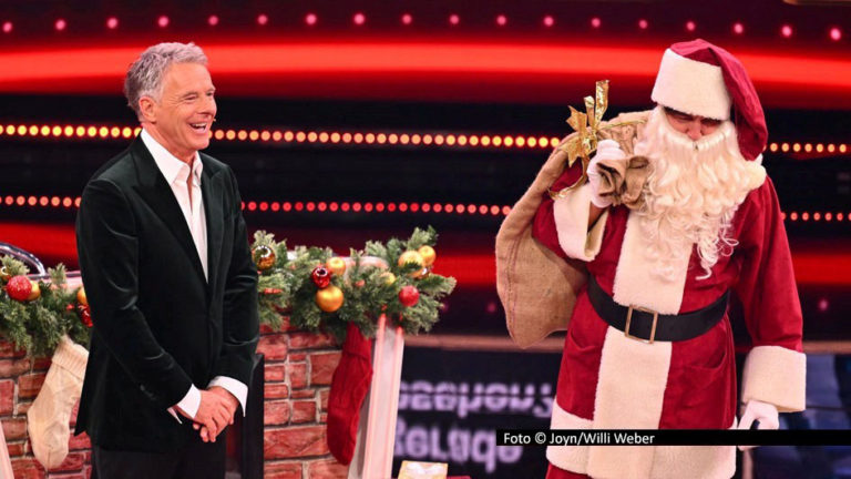 Moderator Jörg Pilawa führt am 18. Dezember in Sat.1 durch eine festliche Spezialausgabe von „Das 1% Quiz – Wie clever ist Deutschland?“. Neben dem üblichen Rategeschehen gibt’s dabei einen Auftritt des Weihnachtsmanns und viele weitere Überraschungen. Foto © Joyn/Willi Weber
