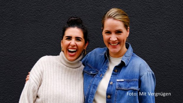 Im SWR3-Podcast „1 plus 1 – Freundschaft auf Zeit“ lernen sich Journalistin und Moderatorin Judith Rakers und ihre Kollegin Ariana Baborie in diesem Monat persönlich kennen. Ab dem 2. November gibt’s jeden Mittwoch eine neue Episode. (Foto: Mit Vergnügen)