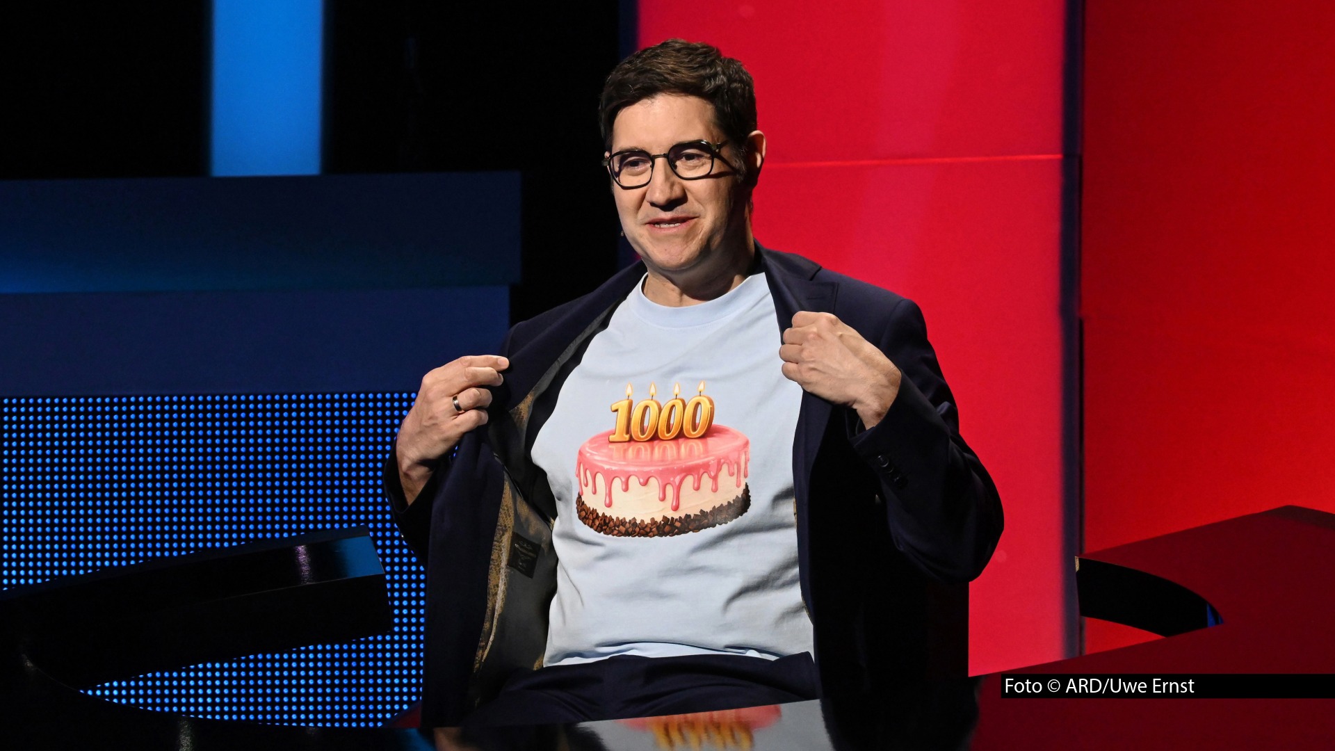 „Quizgott“ Sebastian Jacoby hat sich schon mal passend in Schale geworfen: Seit Montag feiert „Gefragt – Gejagt“ im Ersten große Jubiläumswoche. Anlass ist die 1.000. Ausgabe der Quizshow, die der Sender am heutigen 21. Juli im Vorabendprogramm ausstrahlt. Foto © ARD/Uwe Ernst