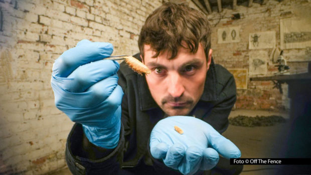 In „Zombies der Tierwelt“ befasst sich der britische Biologe und Umweltschützer Dan O’Neill ausführlich mit Parasiten, Läusen und weiteren tierischen Invasoren. National Geographic WILD zeigt den Doku-Zweiteiler am 15. und 22. April in deutscher Erstausstrahlung. (Foto © Off The Fence)