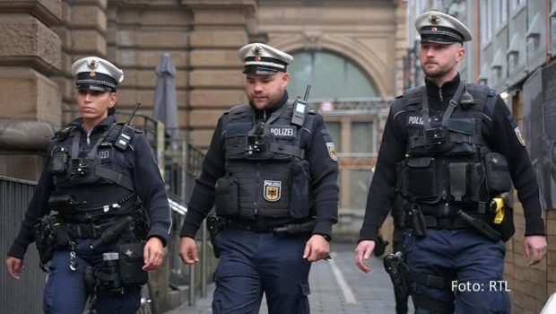 Den Alltag von Polizistinnen und Polizisten u.a. in Frankfurt nimmt ab dem 4. September die neue Doku-Reihe „110 im Dauereinsatz“ bei Vox in den Blick. Für die Mittwochs-Primetime kündigt der Sender im weiteren Jahresverlauf auch neue Folgen von „Doc Caro – Jedes Leben zählt“ an. (Foto: RTL)