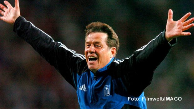 Der deutsche Trainer Otto Rehhagel sorgte mit Griechenland bei der Fußball-EM 2004 für eine Sensation. Die Dokumentation „King Otto“ über den Titelgewinn ist einer von mehr als 50 Programmpunkten beim Fußballfilmfestival „11mm“, das heute in Berlin eröffnet wird. (Foto: Filmwelt/IMAGO)