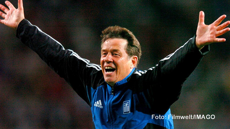 Der deutsche Trainer Otto Rehhagel sorgte mit Griechenland bei der Fußball-EM 2004 für eine Sensation. Die Dokumentation „King Otto“ über den Titelgewinn ist einer von mehr als 50 Programmpunkten beim Fußballfilmfestival „11mm“, das heute in Berlin eröffnet wird. (Foto: Filmwelt/IMAGO)