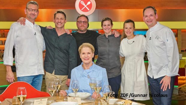 Mit drei Sonderausgaben feiert das ZDF ab dem 16. Januar das 15. Jubiläum von „Die Küchenschlacht“. Zum Auftakt begrüßt Spitzenköchin Cornelia Poletto als Moderatorin u.a. ihre Kolleginnen und Kollegen Alexander Kumptner, Max Strohe, Viktoria Fuchs, Milena Broger. An den folgenden beiden Tagen wirken u.a. Robin Pietsch, Sarah Henke und Ali Güngörmüs mit. (Foto: ZDF/Gunnar Nicolaus)