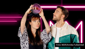 Am 9. Dezember wird in der Bochumer Jahrhunderthalle wieder die 1Live Krone verliehen. Nominiert sind u.a. Lea, Robin Schulz, Clueso und Shirin David. Moderatoren der Präsenzveranstaltung des WDR sind Larissa Rieß und Philipp Isterewicz. (Foto: WDR/Annika Fußwinkel)