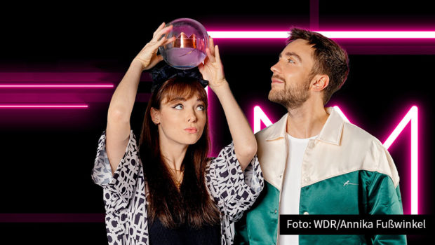 Am 9. Dezember wird in der Bochumer Jahrhunderthalle wieder die 1Live Krone verliehen. Nominiert sind u.a. Lea, Robin Schulz, Clueso und Shirin David. Moderatoren der Präsenzveranstaltung des WDR sind Larissa Rieß und Philipp Isterewicz. (Foto: WDR/Annika Fußwinkel)