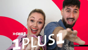 Für Moderatorin Ruth Moschner ist das Internet längst kein „Save Space“ mehr. Der Rapper und Reality-Kandidat Lézan findet es dagegen schön, im Netz einfach nur er selbst sein zu können. Die beiden begegnen sich im Mai in der SWR3-Podcastreihe „1 plus 1 – Freundschaft auf Zeit“. (Foto © SWR/SWR3)