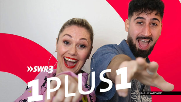 Für Moderatorin Ruth Moschner ist das Internet längst kein „Save Space“ mehr. Der Rapper und Reality-Kandidat Lézan findet es dagegen schön, im Netz einfach nur er selbst sein zu können. Die beiden begegnen sich im Mai in der SWR3-Podcastreihe „1 plus 1 – Freundschaft auf Zeit“. (Foto © SWR/SWR3)