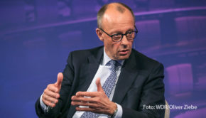 Die Landtagswahlen in Niedersachsen endeten für die CDU mit einer Ernüchterung. Parteichef Friedrich Merz bezieht am heutigen 11. Oktober in der ARD-Talkshow „Maischberger“ dazu Stellung. Zu Gast ist u.a. auch Irina Scherbakowa, Mitgründerin der russischen Menschenrechtsorganisation Memorial. (Foto: WDR/Oliver Ziebe)