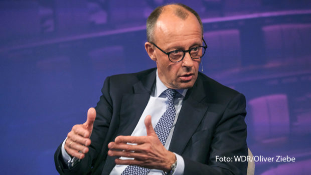 Die Landtagswahlen in Niedersachsen endeten für die CDU mit einer Ernüchterung. Parteichef Friedrich Merz bezieht am heutigen 11. Oktober in der ARD-Talkshow „Maischberger“ dazu Stellung. Zu Gast ist u.a. auch Irina Scherbakowa, Mitgründerin der russischen Menschenrechtsorganisation Memorial. (Foto: WDR/Oliver Ziebe)