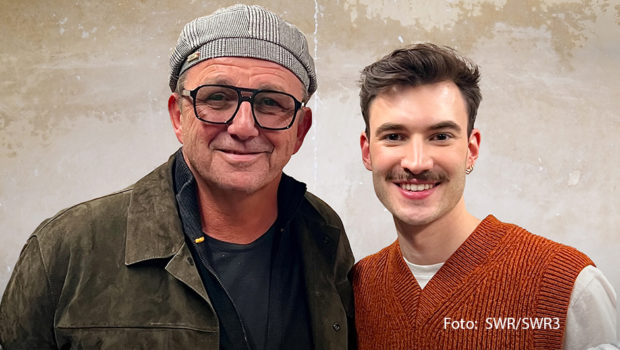 Seit dem 3. April lernen sich Schauspieler Hans Sigl und Content Creator Casa Carlo im SWR3-Podcast „1 plus 1 – Freundschaft auf Zeit“ kennen. In insgesamt vier Folgen sprechen die beiden über ihr Leben, ihre Karrieren und alles, was sie von ihrem Gegenüber erfahren wollten. (Foto: SWR/SWR3)
