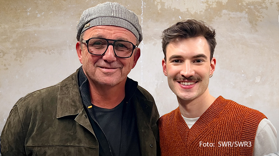 Seit dem 3. April lernen sich Schauspieler Hans Sigl und Content Creator Casa Carlo im SWR3-Podcast „1 plus 1 – Freundschaft auf Zeit“ kennen. In insgesamt vier Folgen sprechen die beiden über ihr Leben, ihre Karrieren und alles, was sie von ihrem Gegenüber erfahren wollten. (Foto: SWR/SWR3)