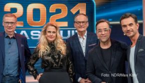 Quizmaster Frank Plasberg lässt am 28. Dezember mit seinen Kandidaten das zu Ende gehende Jahr noch einmal per Ratespiel Revue passieren. Bei „2021 – Das Quiz“ im Ersten gesellt sich zu den Stammkräften Günther Jauch, Barbara Schöneberger und Jan Josef Liefers diesmal auch Florian Silbereisen. (Foto: NDR/Max Kohr)