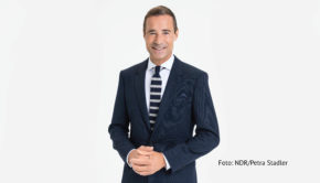 Zum Jahresabschluss stellen sich Günther Jauch, Barbara Schöneberger, Florian Silbereisen und Jan Josef Liefers in der ARD wieder dem Quiz, dass die vergangenen 365 Tage noch einmal Revue passieren lässt. Neuer Moderator von „2023 – Das Quiz“ ist Kai Pflaume, der damit in die Fußstapfen von Frank Plasberg tritt. (Foto: NDR/Petra Stadler)