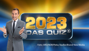 Am 30. Dezember lädt erstmals Moderator Kai Pflaume zum Jahresabschluss-Quiz im Ersten. Das Rateteam von „2023 – Das Quiz“ besteht wie bereits im vergangenen Jahr aus Barbara Schöneberger, Günther Jauch, Florian Silbereisen und Jan Josef Liefers. (Foto: ARD/NDR/Petra Stadler/Brand New Media)