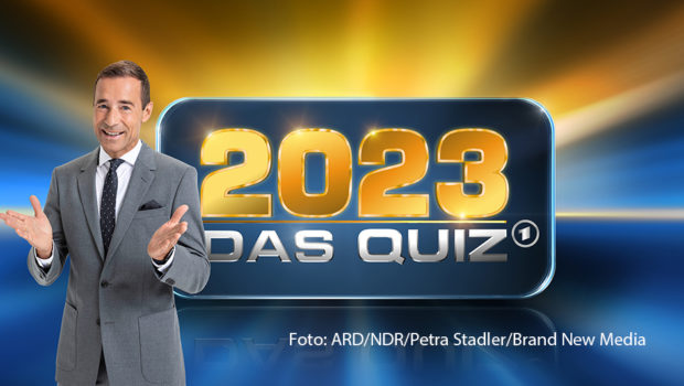 Am 30. Dezember lädt erstmals Moderator Kai Pflaume zum Jahresabschluss-Quiz im Ersten. Das Rateteam von „2023 – Das Quiz“ besteht wie bereits im vergangenen Jahr aus Barbara Schöneberger, Günther Jauch, Florian Silbereisen und Jan Josef Liefers. (Foto: ARD/NDR/Petra Stadler/Brand New Media)