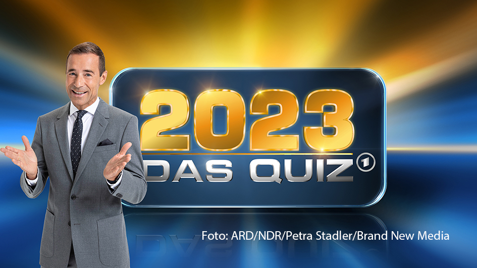 Am 30. Dezember lädt erstmals Moderator Kai Pflaume zum Jahresabschluss-Quiz im Ersten. Das Rateteam von „2023 – Das Quiz“ besteht wie bereits im vergangenen Jahr aus Barbara Schöneberger, Günther Jauch, Florian Silbereisen und Jan Josef Liefers. (Foto: ARD/NDR/Petra Stadler/Brand New Media)