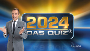Kai Pflaume lädt im Ersten wieder zum Jahresrückblick der besonderen Art ein. In „2024 – Das Quiz“ lassen Barbara Schöneberger, Günther Jauch, Jan Josef Liefers und Florian Silbereisen die vergangenen zwölf Monate Revue passieren, indem sie knifflige Fragen beantworten. (Foto: NDR)